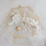 Peigne à cheveux fleur en céramique blanche et strass. Accessoire mariage élégant, sublime coiffure pour occasions spéciales et mariées. — photo 4