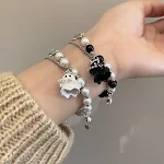 Pulseira de miçangas de fantasma pequena em preto e branco para mulheres. Um acessório charmoso e delicado para adicionar um toque divertido ao seu visual. — foto 13
