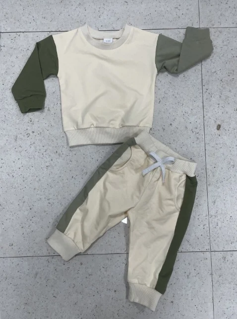 Kleurgecoördineerde sweater set met lange mouwen. Comfort en stijl voor elke gelegenheid. Ideaal voor een moderne en veelzijdige look. — foto 6