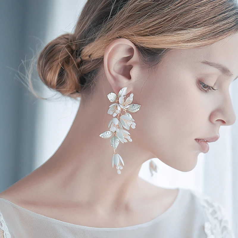 Brincos de joias artesanais de zircônia e borlas, elegância única e sofisticada, perfeitos para adicionar um toque especial a qualquer look. — foto 3