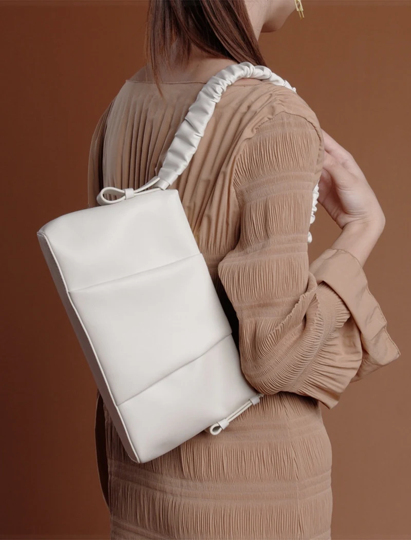 Bolsa de ombro feminina Underarm Cloud Bag para mulheres que buscam conforto no dia a dia. Perfeita para trabalho e uso casual. — foto 13
