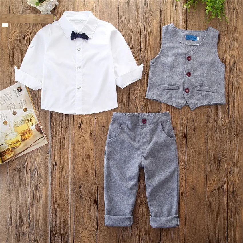 Abbigliamento bambini primavera e autunno, nuovo completo da ragazzo, tre pezzi, gilet, papillon, camicia e pantaloni. Elegante. — foto 1