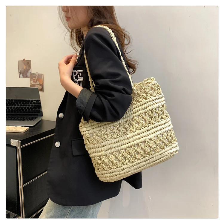 Title 8, Bolsa de ombro vazada em tecido vintage francês...