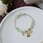 Pulseira feminina com contas de pérolas e cristais, um acessório elegante e brilhante para complementar qualquer look, ideal para eventos especiais e festas. — foto 24