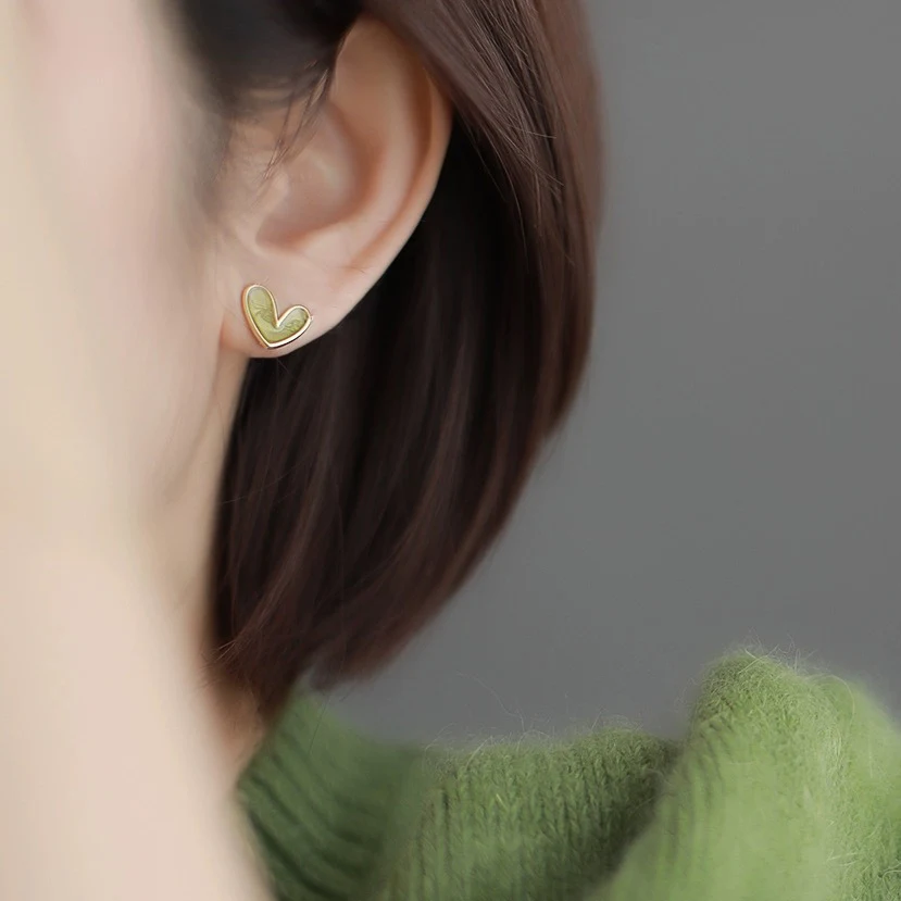 Exquisitos aretes pequeños verdes para mujer, perfectos para el uso diario. Disfruta de su diseño delicado y elegante, ideal para cualquier ocasión. — foto 6