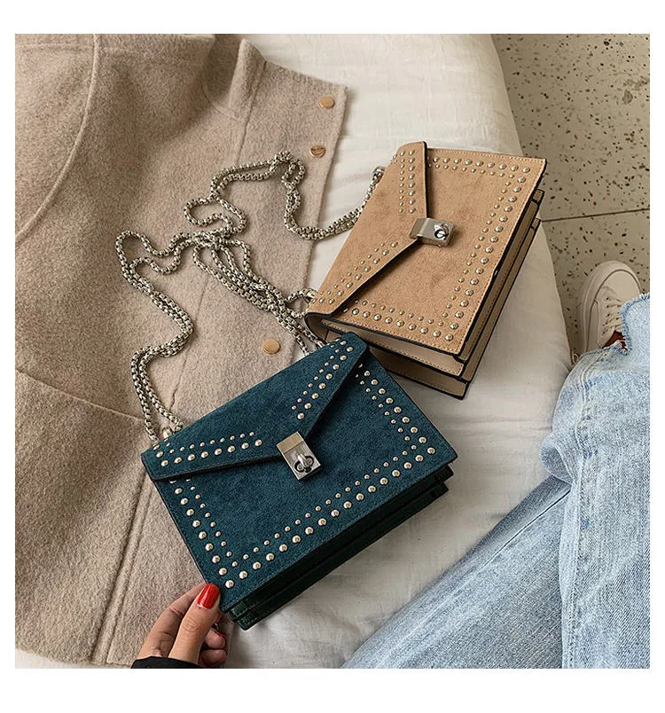 Bolsa pequena de ombro com corrente, perfeita para carregar seus itens essenciais com elegância e praticidade. Ideal para o dia a dia. — foto 11