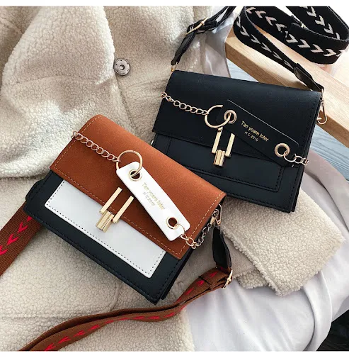 Title 11, Bolsa de ombro casual com corrente texturizada....