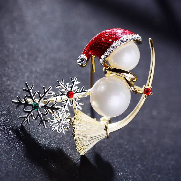 Broche de Natal Pequeno Boneco de Neve, fofo e criativo. Esmaltado com pérola, acessório fashion perfeito para festas. — foto 3