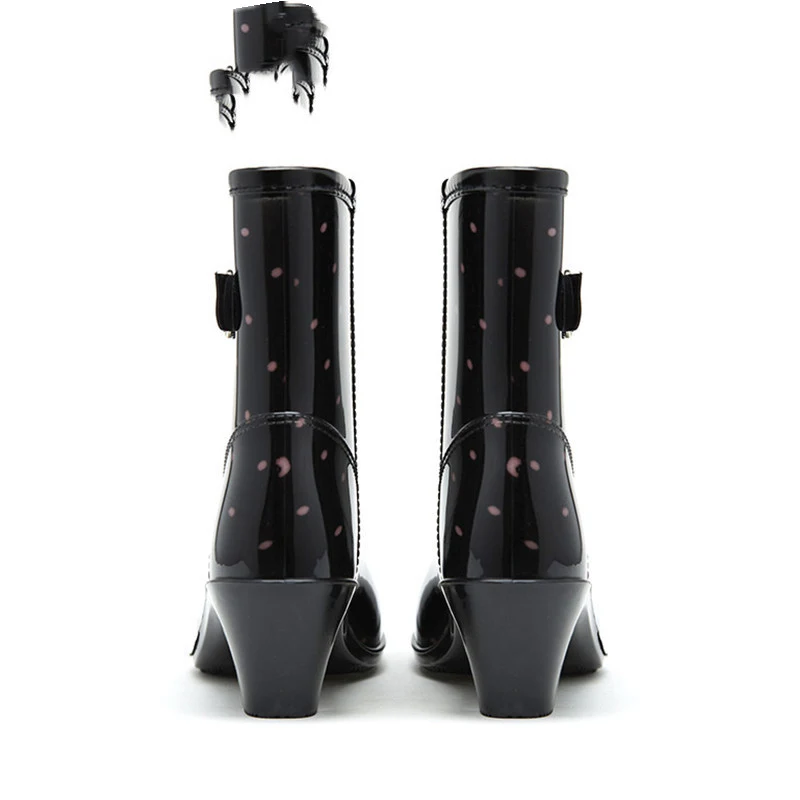 Botas de chuva femininas com fivela, cano médio e sola antiderrapante. Mantenha seus pés secos e seguros com conforto e estilo. — foto 5