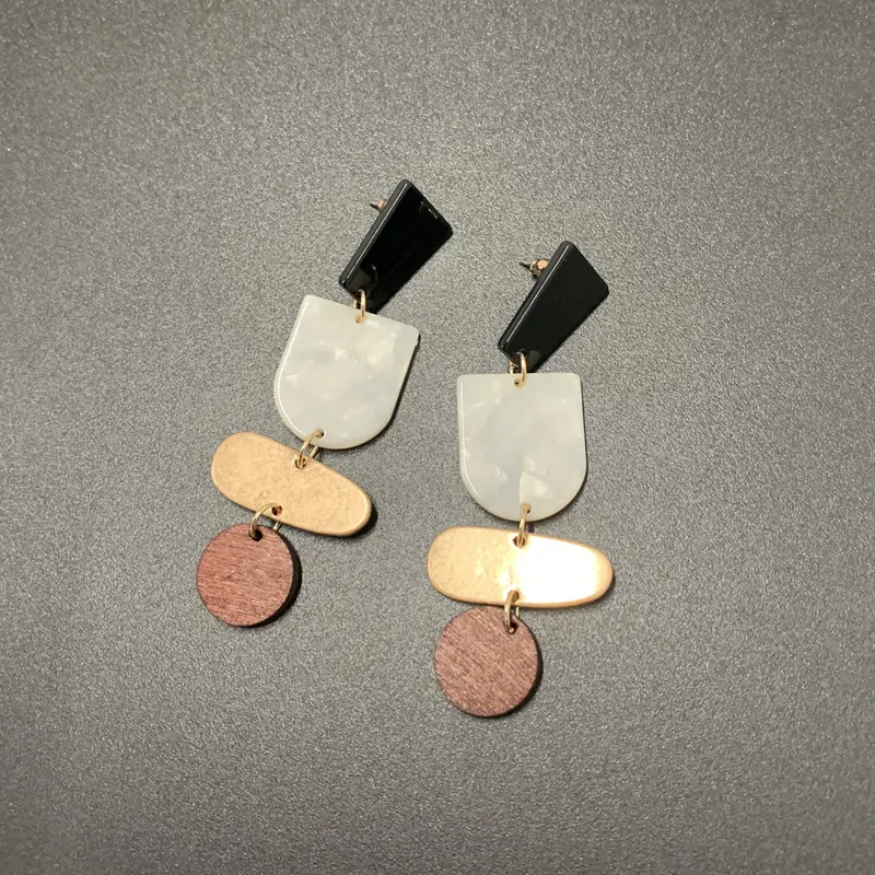 Brincos pendentes femininos com padrão geométrico de acetato e madeira. Design moderno e elegante para complementar seu visual. — foto 5