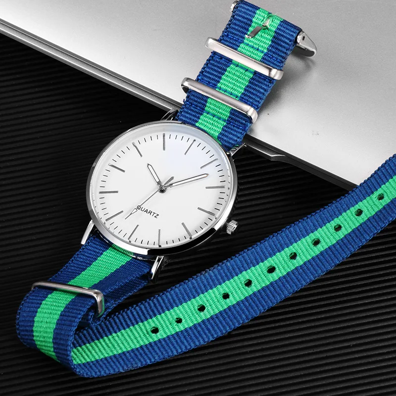 Title 8, Reloj sencillo con correa de lona. Comodidad y ...