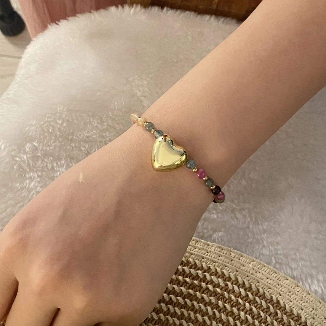 Pulseira de amor vintage com contas de pedra natural, um toque especial. Demonstre seu carinho com este acessório charmoso e elegante. — foto 7