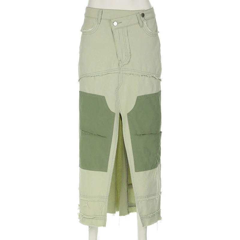 Saia jeans irregular com contraste lavado, bolsos desfiados e fenda. Design moderno e confortável para looks casuais e estilosos. — foto 1