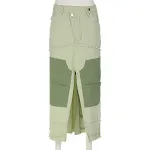 Saia jeans irregular com contraste lavado, bolsos desfiados e fenda. Design moderno e confortável para looks casuais e estilosos. — foto 1