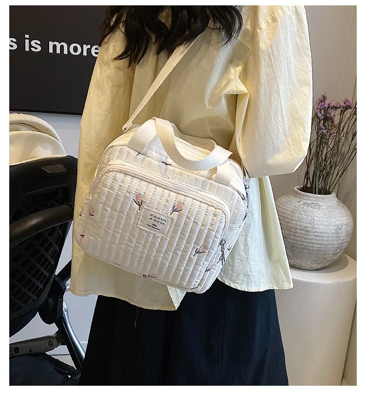 Bolsa de ombro tipo tote leve e de alta qualidade para mamães. Perfeita para armazenar itens essenciais, oferecendo praticidade e elegância no dia a dia. — foto 17