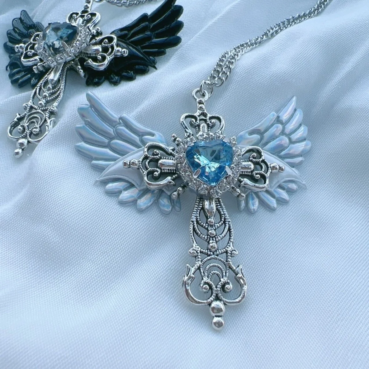 Colar com corrente e suéter Angel Cross, um acessório elegante e atemporal que adiciona um toque de sofisticação e estilo único ao seu visual. — foto 4
