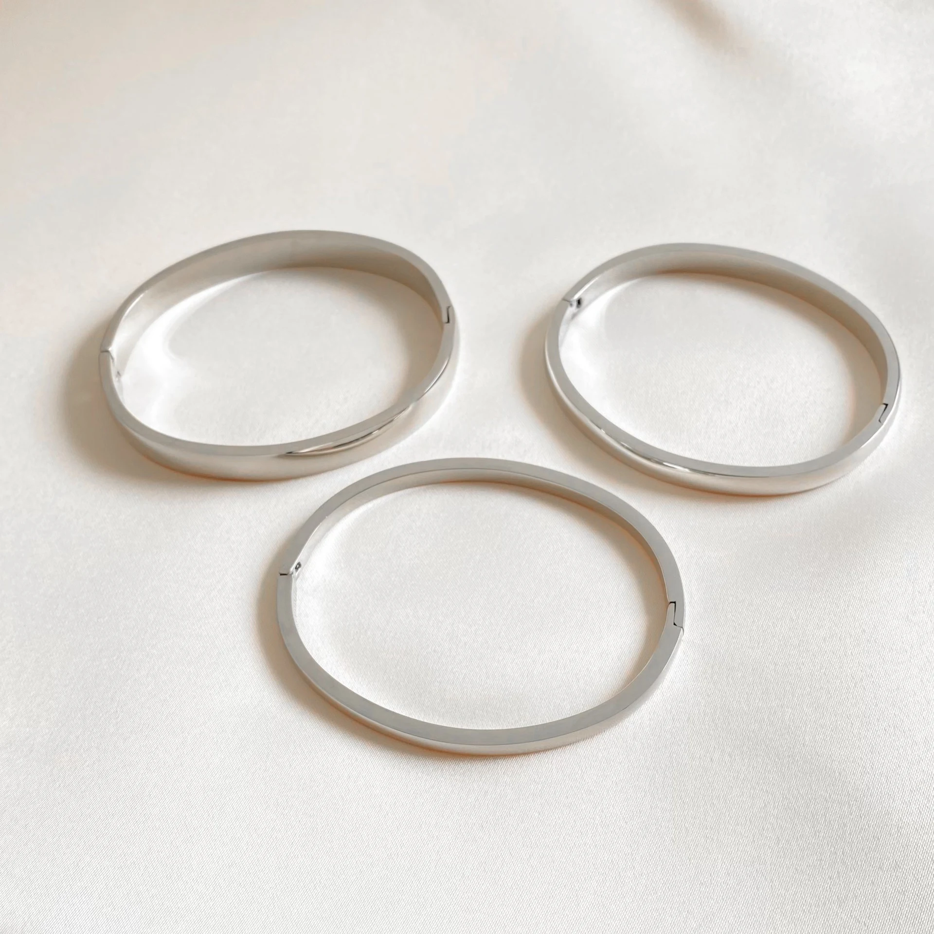 Pulseira dourada simples com fivela minimalista retrô, um acessório elegante para um visual discreto e moderno, perfeita para uso diário e ocasiões especiais. — foto 10