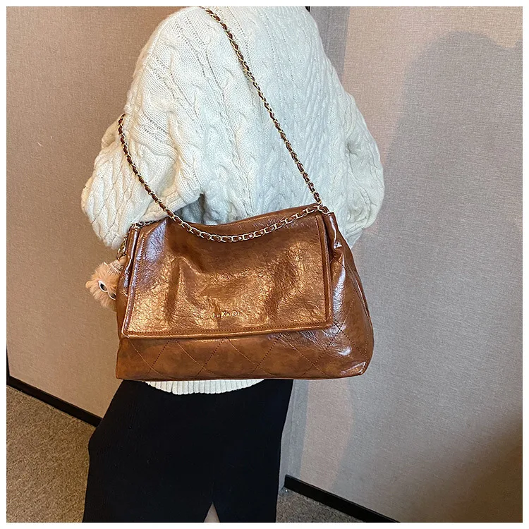 Title 17, Bolsa de ombro bordada com diamantes simples e ...