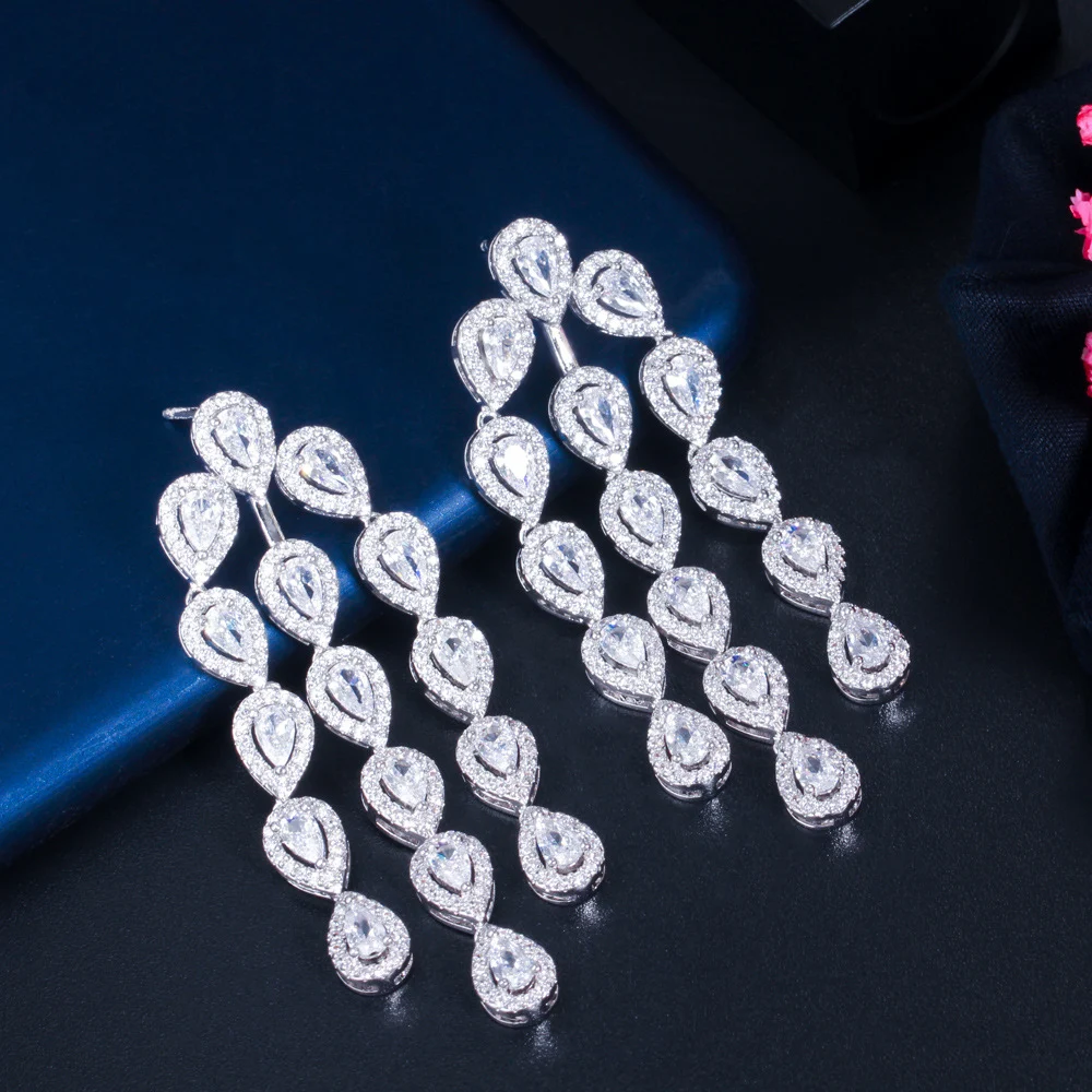 Brincos longos de noiva com pingente de gota d'água e zircônia, com borlas, perfeitos para um visual bridal deslumbrante. — foto 3