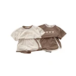 Conjunto infantil de duas peças com camiseta de manga curta e shorts. Conforto e liberdade para brincar, perfeito para os dias quentes e atividades ao ar livre. — foto 3