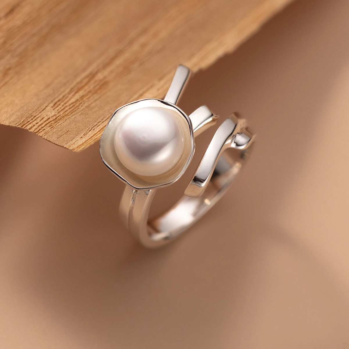 Anel Feminino Literário Duplo com Pérolas. Joia elegante para mulheres que valorizam o estilo e sofisticação. Adicione charme ao seu visual. — foto 3