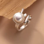 Anel Feminino Literário Duplo com Pérolas. Joia elegante para mulheres que valorizam o estilo e sofisticação. Adicione charme ao seu visual. — foto 3