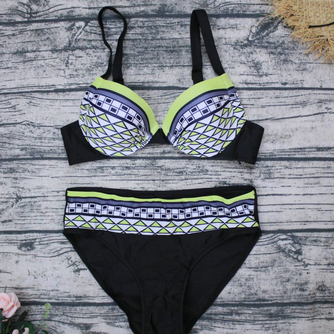 Vintage badpak met print voor dames, ideaal voor strand en zwembad. Geniet van de retro look met comfort en bescherming tegen de zon. — foto 9