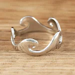 Anel Brilhante com Padrão de Ondas Irregulares Elegância Sofisticada para Você Design Único e Atraente Jóia Feminina com Estilo e Glamour — foto 11