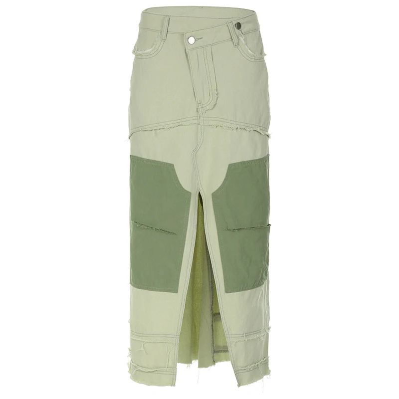 Saia jeans irregular com contraste lavado, bolsos desfiados e fenda. Design moderno e confortável para looks casuais e estilosos. — foto 12