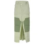 Saia jeans irregular com contraste lavado, bolsos desfiados e fenda. Design moderno e confortável para looks casuais e estilosos. — foto 12