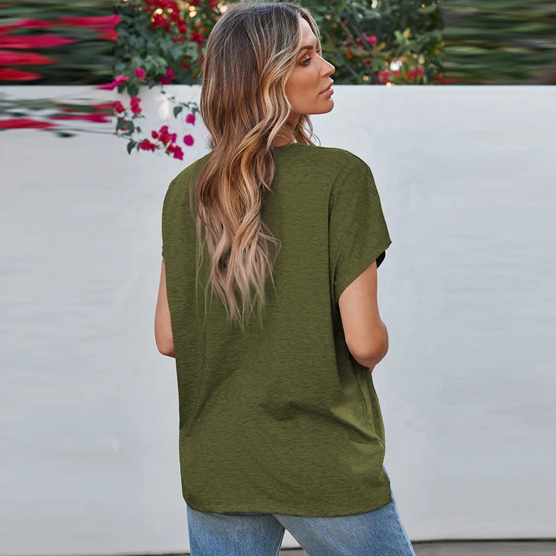 T-shirt donna a maniche corte, taglio ampio, versatile e perfetto per ogni outfit. Comfort e stile casual per ogni occasione. — foto 10