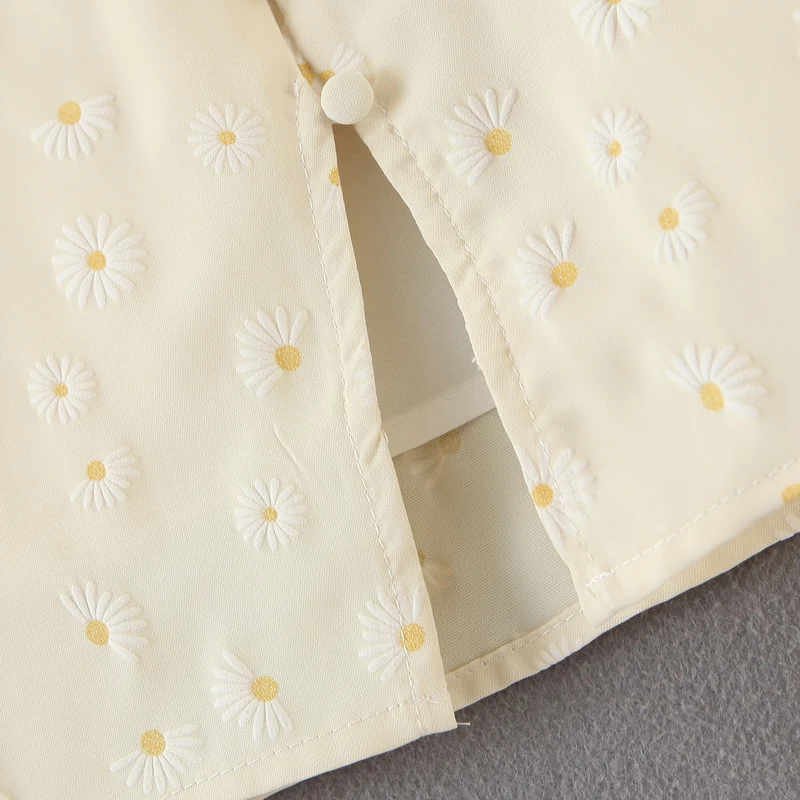 Daisy printed split skirt for effortless summer style. Lightweight and comfortable, perfect for warm days. Enjoy a femin — photo 2