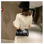 Stijlvolle crossbody tas voor dames. Handig voor dagelijks gebruik, veilig voor je essentials en houdt je handen vrij. Perfect voor winkelen of reizen. — foto 5