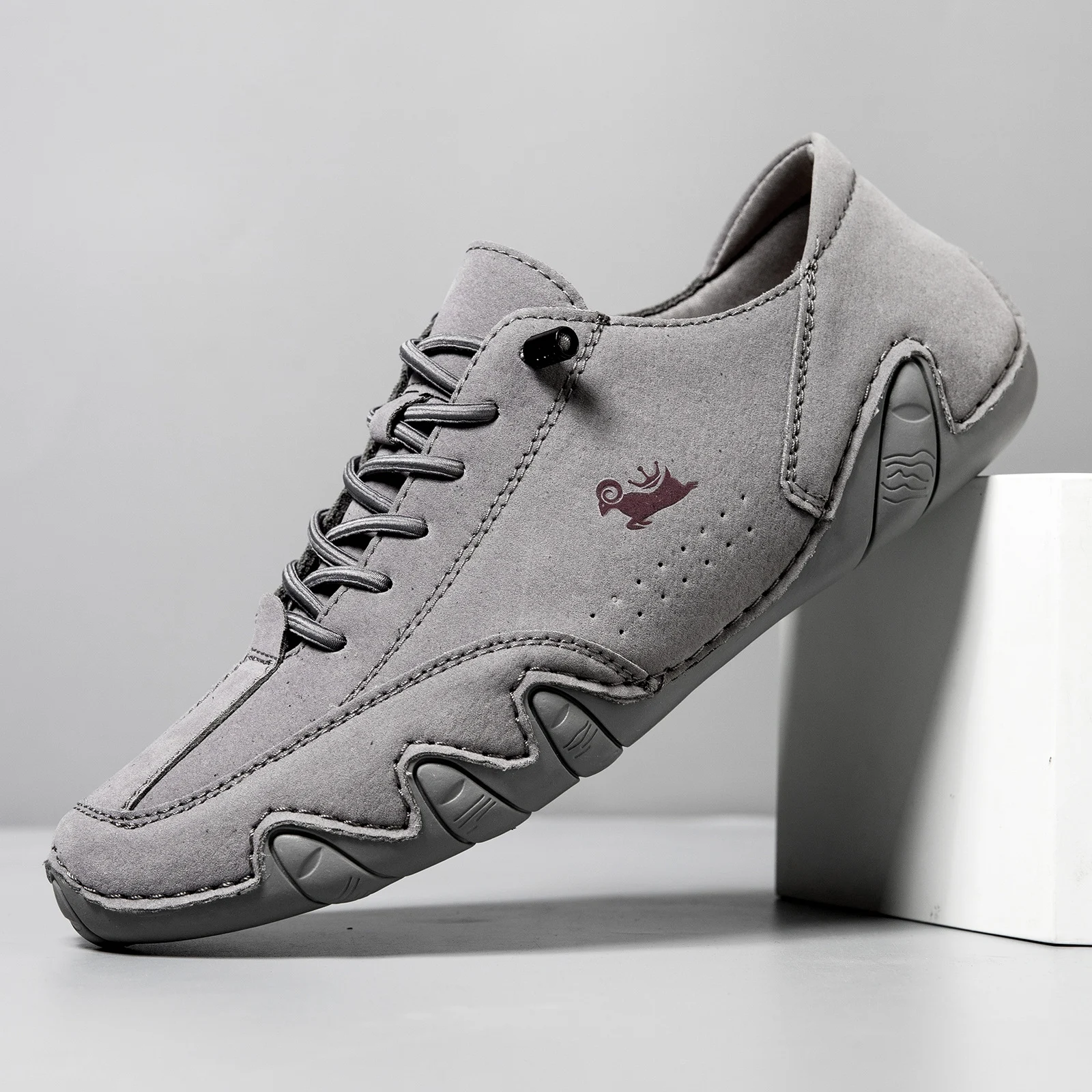 Herren- und Damen-Freizeitschuhe mit niedrigem Schaft. Bequeme Alltagsschuhe für Spaziergänge und Freizeitaktivitäten, stilvoll und vielseitig einsetzbar. — foto 8