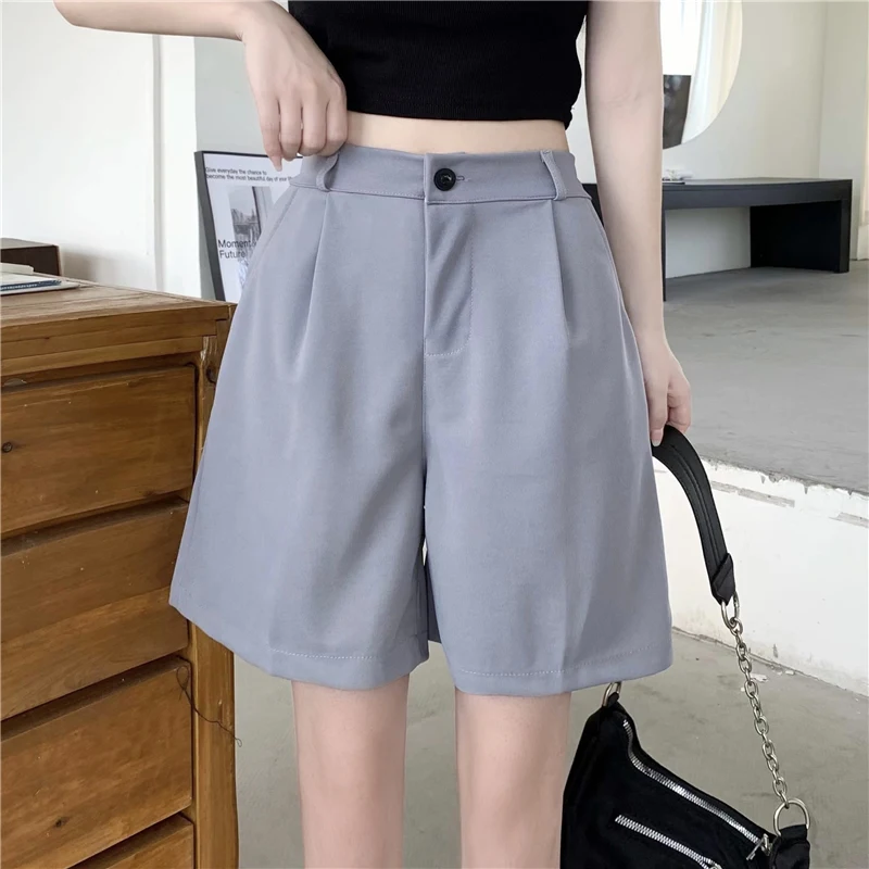 Dames retro shorts met hoge taille en rechte, wijde pijpen. Comfortabele pasvorm en stijlvolle uitstraling, perfect voor een vintage en modieuze look. — foto 11