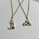 Colar pingente padrão de vacas de óleo com efeito de gotejamento em preto e branco de denim criativo. Um acessório estiloso e moderno para o seu dia a dia. — foto 10