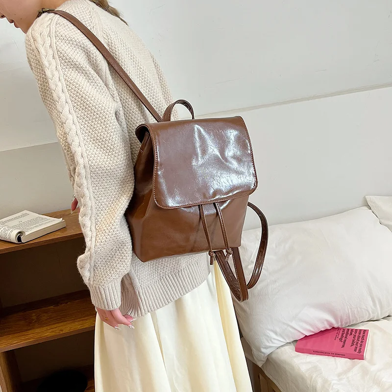 Mochila feminina casual retro artística, ideal para o dia a dia. Design estiloso e espaçoso, perfeito para transportar seus pertences com conforto e elegância. — foto 5