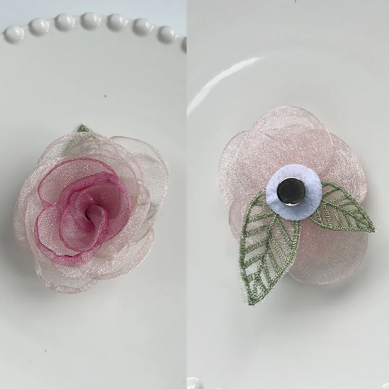 Spilla Rosa Petalo in Gasa Perlata, un accessorio floreale delicato e raffinato per impreziosire abiti, borse e giacche con eleganza. — foto 4