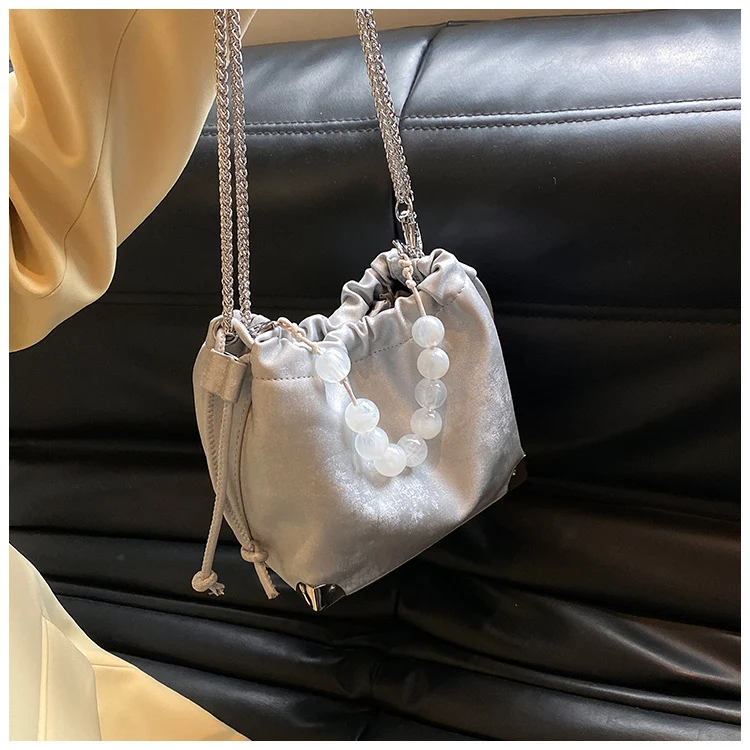 Bolsa Feminina Simples Portátil Tipo Balde com Corrente Leve e prática para mulheres. Leve seus itens essenciais com elegância e conforto. Perfeita para uso diário. — foto 5