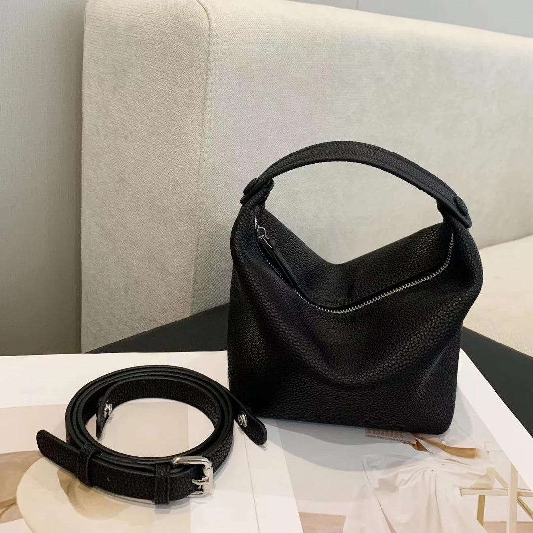 Bolsa de mão versátil e simples, estilo almofada em couro bovino de primeira camada. Perfeita para o dia a dia, combine com qualquer look, leve seus pertences! — foto 3