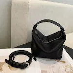 Bolsa de mão versátil e simples, estilo almofada em couro bovino de primeira camada. Perfeita para o dia a dia, combine com qualquer look, leve seus pertences! — foto 3