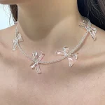 Colar transparente com laço de bailarina e contas, ideal para meninas. Um acessório charmoso e delicado, perfeito para complementar qualquer look. — foto 10
