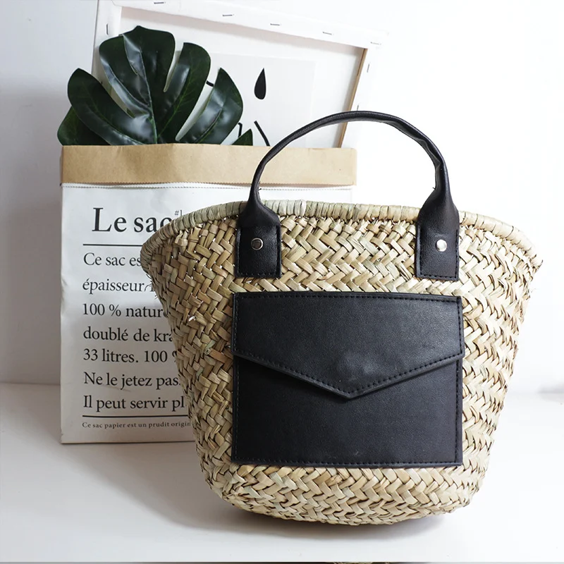 Bolsa de palha diagonal feminina, ideal para usar na mão. Leve, elegante e perfeita para praia, compras ou passeios ensolarados. — foto 7