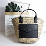 Bolsa de palha diagonal feminina, ideal para usar na mão. Leve, elegante e perfeita para praia, compras ou passeios ensolarados. — foto 7