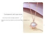 Delicada corrente de clavícula em ouro rosé com opala, simples e elegante. Adicione um toque sutil de brilho ao seu visual. Perfeita para usar sempre. — foto 2
