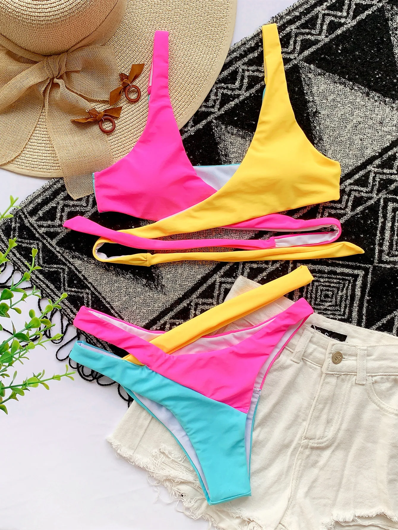 Colorblock strappy bikini for a stylish beach look. Enjoy the sun in comfort and style. Perfect for the beach, pool, and — photo 3
