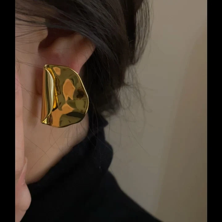 Pendientes plisados de latón grandes estilo europeo y americano para mujer, aretes llamativos para un look elegante y moderno. — foto 3
