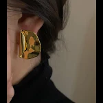 Pendientes plisados de latón grandes estilo europeo y americano para mujer, aretes llamativos para un look elegante y moderno. — foto 3