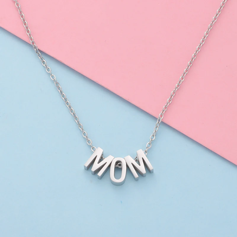 Colar com pingente MOM de espelho fino. Presenteie com amor e estilo, exibindo uma mensagem especial e um design elegante. — foto 3