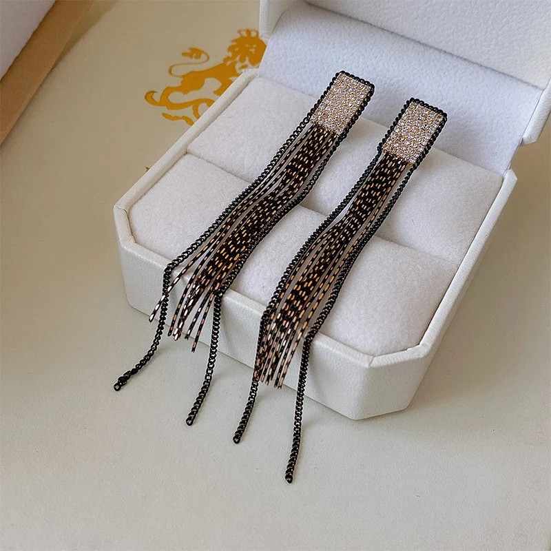 Brincos de argola de prata com pingente de borla quadrada de zircônia, um acessório elegante e charmoso para realçar seu visual. — foto 6